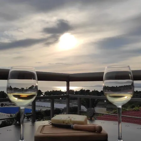 Kiki's Place Aparthotel 4*