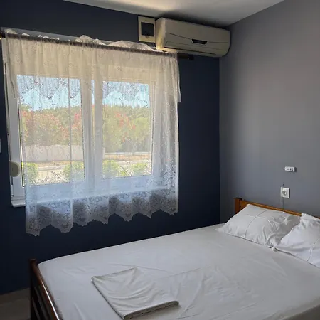 Kiki's Place 4*