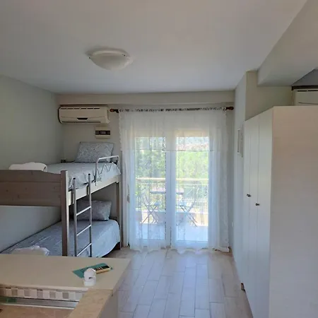 Kiki's Place מלון דירות 4*