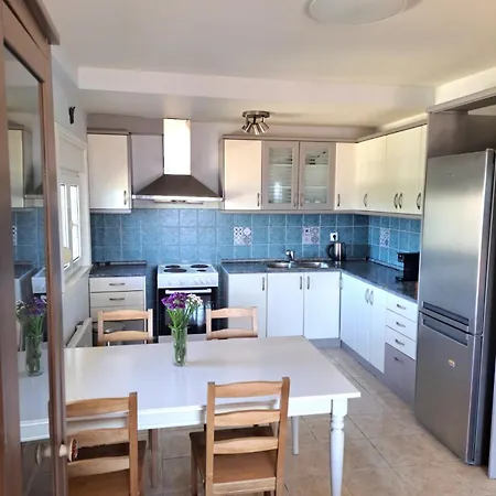 מלון דירות Kiki's Place 4*