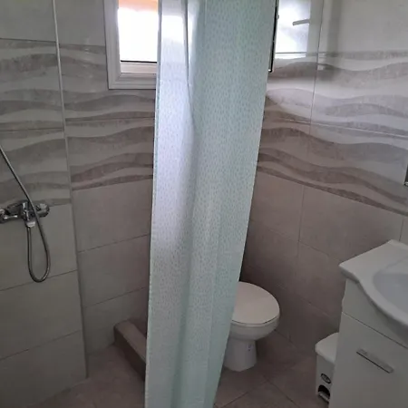 מלון דירות Kiki's Place 4*