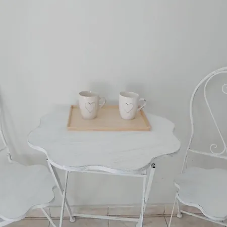 מלון דירות Kiki's Place 4*