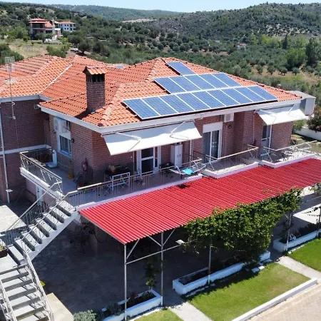 מלון דירות Kiki's Place 4*