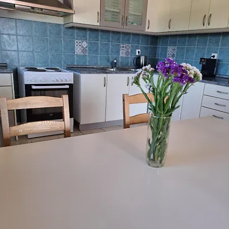 מלון דירות Kiki's Place 4*